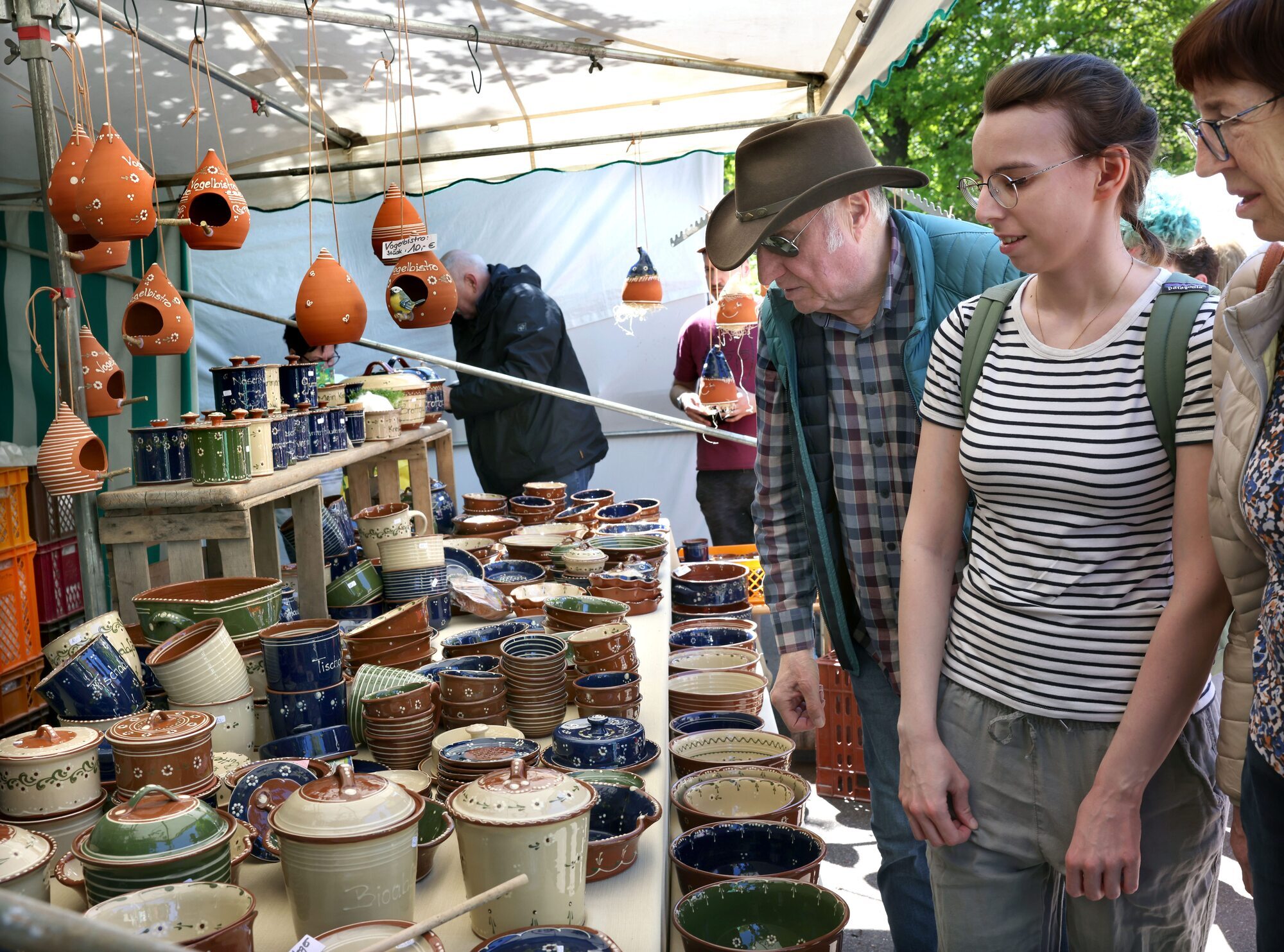 Töpfermarkt in Urbach: Sonnengeglitzer auf Tassen und Töpfen