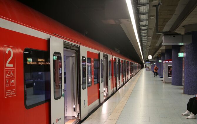 S-Bahn sbahn s bahn haltestelle feuersee symbol symbolbild symbolfoto
