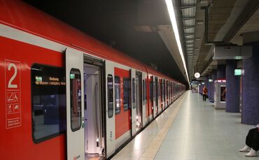S-Bahn sbahn s bahn haltestelle feuersee symbol symbolbild symbolfoto