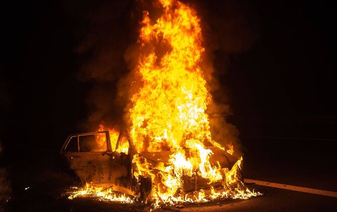 Meterhohe Flammen auf der B14 bei Waiblingen - PKW brennt vÃ¶llig aus_0