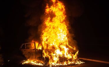 Meterhohe Flammen auf der B14 bei Waiblingen - PKW brennt vÃ¶llig aus_0