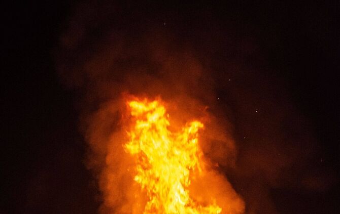 Meterhohe Flammen auf der B14 bei Waiblingen - PKW brennt vÃ¶llig aus_1