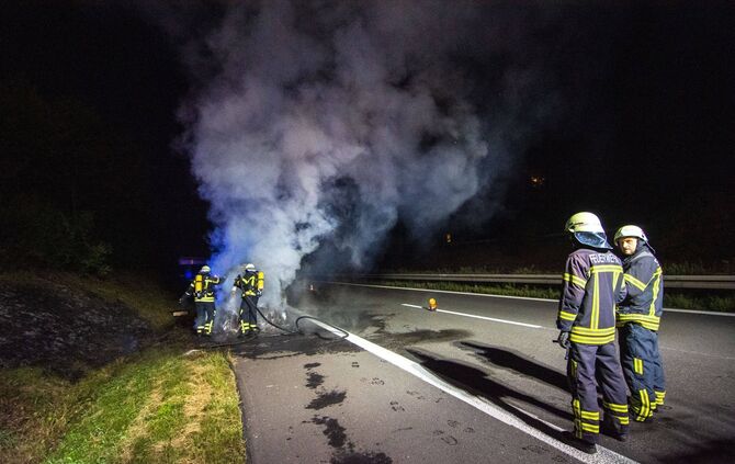 Meterhohe Flammen auf der B14 bei Waiblingen - PKW brennt vÃ¶llig aus_2