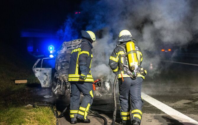 Meterhohe Flammen auf der B14 bei Waiblingen - PKW brennt vÃ¶llig aus_4