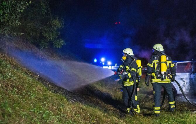 Meterhohe Flammen auf der B14 bei Waiblingen - PKW brennt vÃ¶llig aus_5
