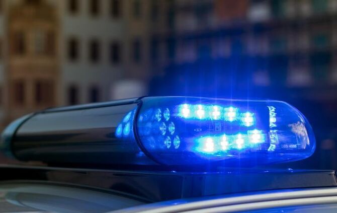 Ein Blaulicht leuchtet auf dem Dach eines Streifenwagens