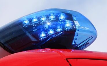 Ein Blaulicht leuchtet auf einem Einsatzwagen der Feuerwehr