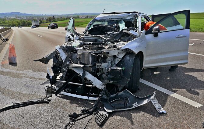***INFO-UPDATE PRESSEMITTEILUNG*** Schwerer Verkehrsunfall auf der A81: Hybrid-PKW kollidiert mit Sattelauflieger - Abtransport