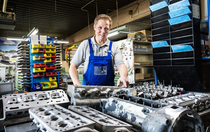 Boris Ljaschko mit Motorteilen von teuren Raritäten wie Triumph, Aston Martin (wie James Bond Auto), Ferrari Dino, BMW M6, Maser