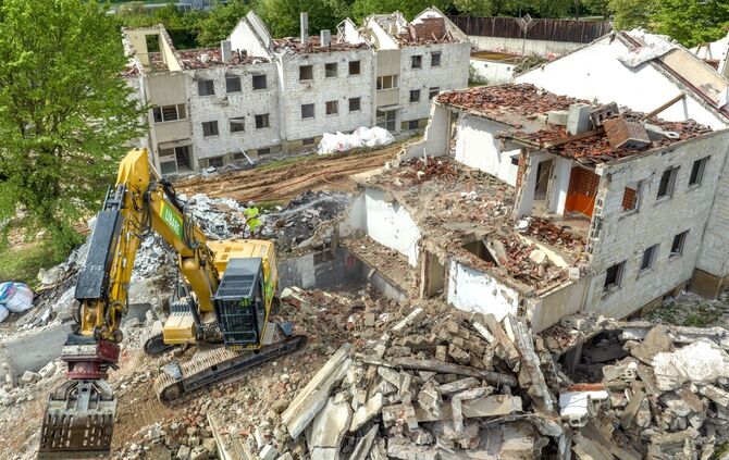 Luftbild: Abbrucharbeiten Bosch-Wohnhäuser, Sachsenweg, Waiblingen, 02.05.2024.