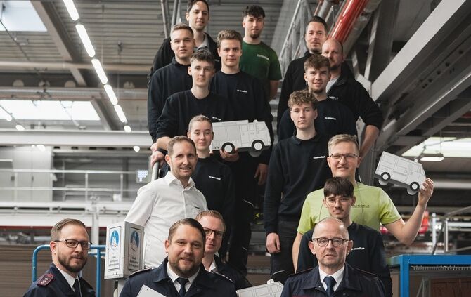 Plüderhausen und Remshalden: Kreisfeuerwehr und Auszubildende von Klingele und Bahmüller produzieren Pappautos für einen guten Zweck