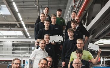 Plüderhausen und Remshalden: Kreisfeuerwehr und Auszubildende von Klingele und Bahmüller produzieren Pappautos für einen guten Zweck