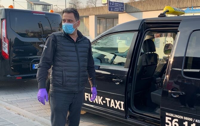 Taxifahrer mit Schutzmaske_0