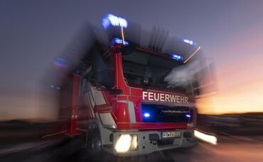 Ein Feuerwehrfahrzeug mit eingeschaltetem Blaulicht
