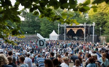 Auch in diesem Jahr finden wieder verschiedene Konzerte auf der Freilichtbühne auf dem Killesberg in Stuttgart statt.