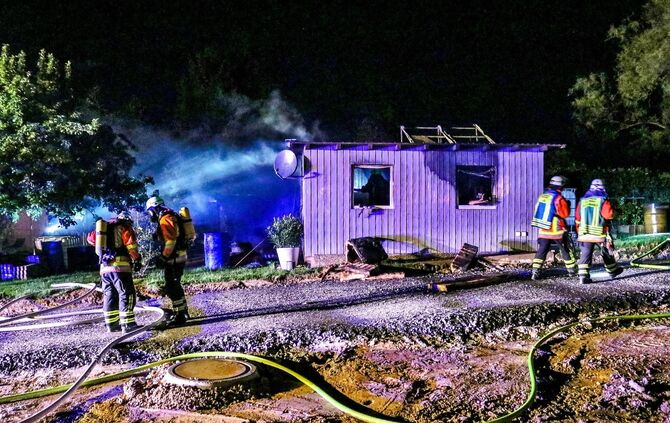 Am Donnerstagabend (09.05.) hat eine Gartenhütte in Backnang gebrannt.
