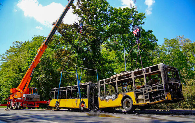 SSB Gelenkbus brennt komplett aus - Bergung mit Bergungsunternehmen darunter zwei Kränen