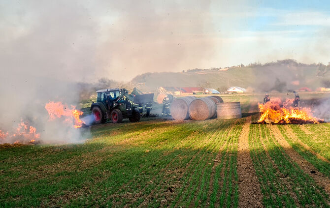 Strohballen brannten in Endersbach - Bild 20_17