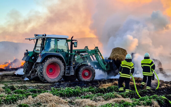 Strohballen brannten in Endersbach - Bild 15_22