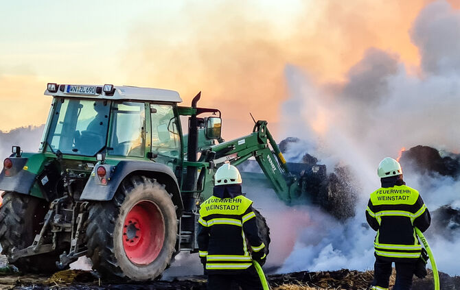 Strohballen brannten in Endersbach - Bild 09_28
