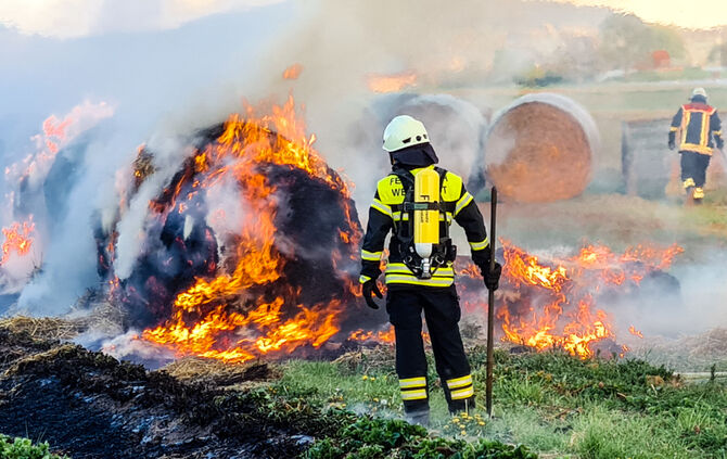 Strohballen brannten in Endersbach - Bild 05_32