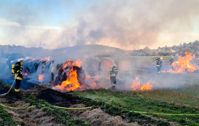 Strohballen brannten in Endersbach - Bild 02_34