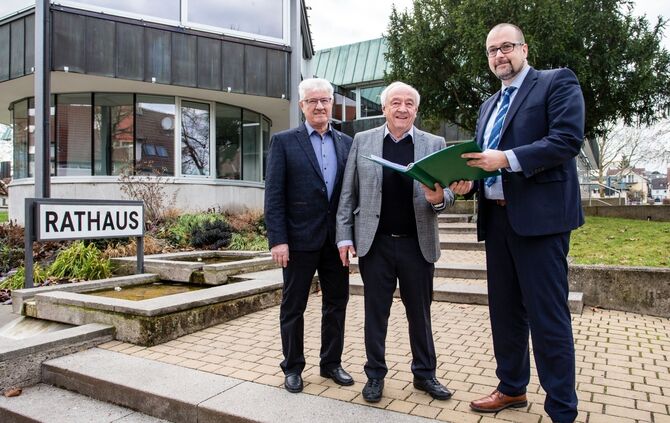 Übergabe von 900 Unterschriften zum Erhalt eines Geldautomatenin Weinstadt Schnait: v.l. Karl Mangold, Walter Schiller und Oberb