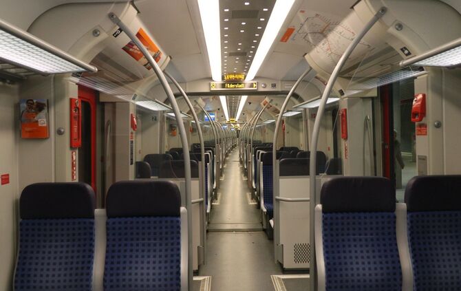 S-Bahn sbahn s bahn innen leer sitzplatz symbol symbolbild symbolfoto