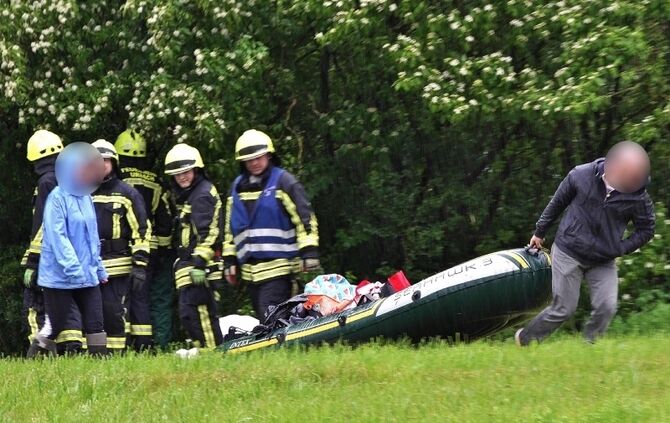 Zwei Personen mit Schlauchboot auf Rems gerieten in Not und wurden von der Feuerwehr gerettet, Herrenwiesen, Urbach, 17.05.2024.