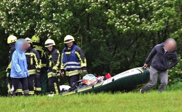 Zwei Personen mit Schlauchboot auf Rems gerieten in Not und wurden von der Feuerwehr gerettet, Herrenwiesen, Urbach, 17.05.2024.