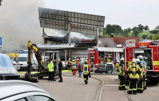 Feuer in Elektroauto-Industriehalle - E-Fahrzeughersteller brennt nieder - NINA-Warnung ausgelöst - Schädliche Dämpfe in der Luf