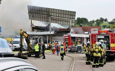 Feuer in Elektroauto-Industriehalle - E-Fahrzeughersteller brennt nieder - NINA-Warnung ausgelöst - Schädliche Dämpfe in der Luf