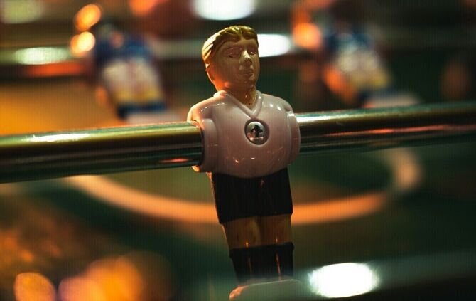 Kicker Tischkicker Fußball Kneipe Bar Symbolbild