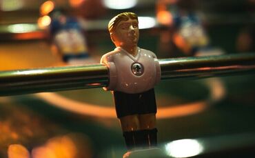 Kicker Tischkicker Fußball Kneipe Bar Symbolbild