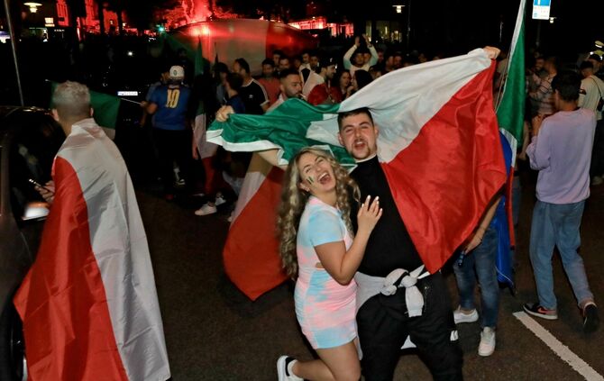 Italien gewinnt die Fußball EM Europameisterschaft gegen England - Szenen aus Fellbach  Print bitte AGENTUR-Kanal!
