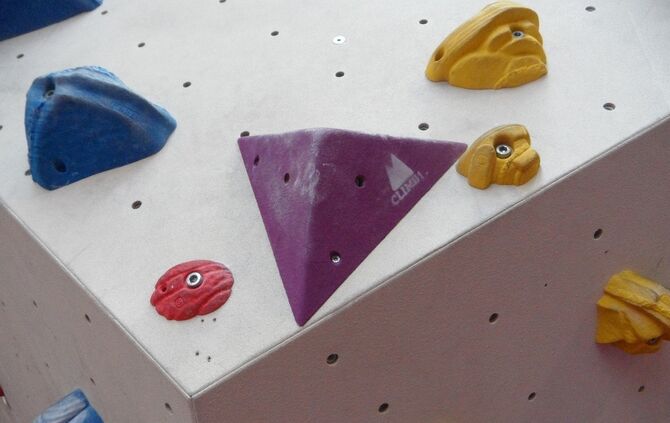 Kletterhalle Klettern Bouldern Symbolfoto.