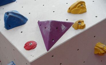 Kletterhalle Klettern Bouldern Symbolfoto.