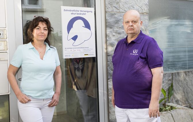 Dr. Jutta Betas und Dr. Uwe Rieger vor ihrer Praxis in Waiblingen, 23.05.2024.