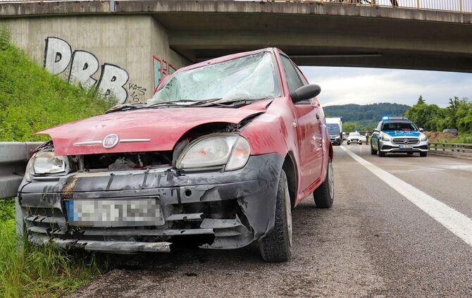 Wagen überschlägt sich auf der B29 bei Lorch im Ostalbkreis