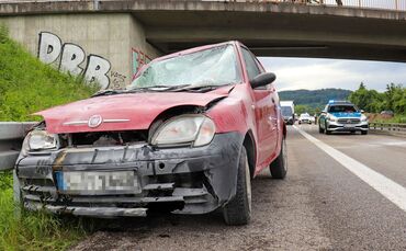 Wagen überschlägt sich auf der B29 bei Lorch im Ostalbkreis