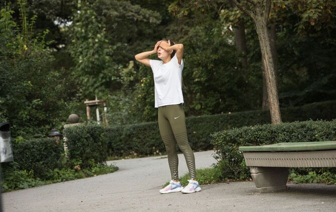 Person macht Pause vom Joggen.