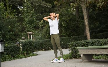 Person macht Pause vom Joggen.