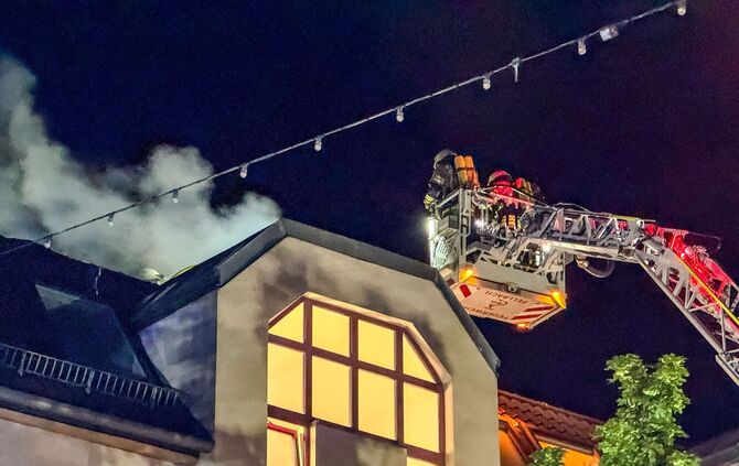 Dachstuhlbrand, Cannstatter Ecke Schorndorfer Str., Fellbach, 30.05.2024.