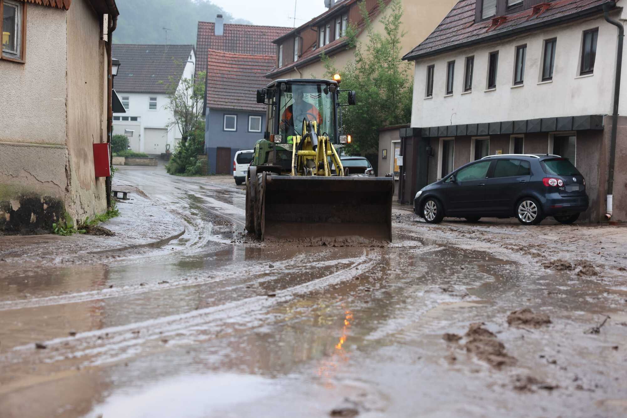 Hochwasser in Berglen Gefahr in Rettersburg, Kunstrasenplatz Steinach