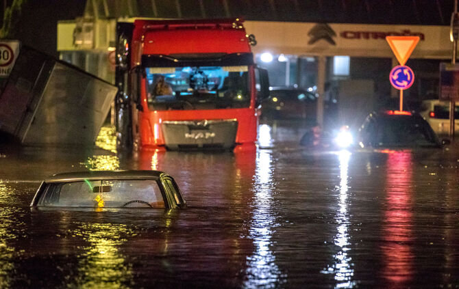 Hochwasserlage: Überflutung mit Menschenleben in Gefahr, Rettung durch das DLRG Ludwigsburg, Herzog-Philipp-Str., Winnenden-Birk