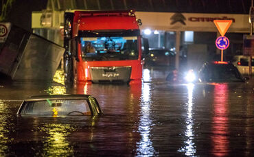 Hochwasserlage: Überflutung mit Menschenleben in Gefahr, Rettung durch das DLRG Ludwigsburg, Herzog-Philipp-Str., Winnenden-Birk