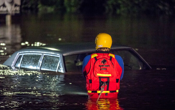 Hochwasserlage: Überflutung mit Menschenleben in Gefahr, Rettung durch das DLRG Ludwigsburg, Herzog-Philipp-Str., Winnenden-Birk