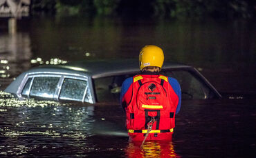 Hochwasserlage: Überflutung mit Menschenleben in Gefahr, Rettung durch das DLRG Ludwigsburg, Herzog-Philipp-Str., Winnenden-Birk