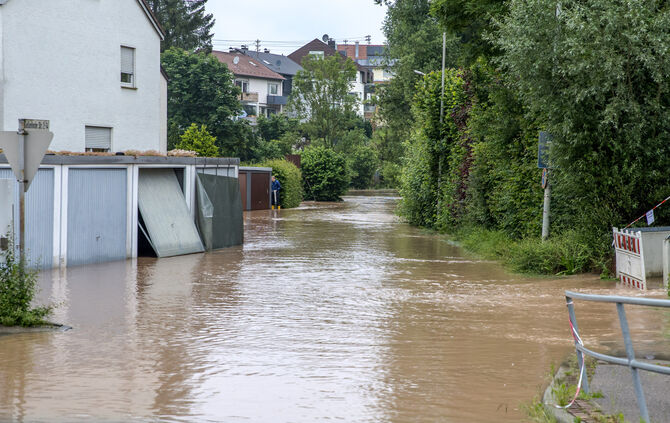 Hochwasserlage: Überflutung in Weiler zum Stein, In der Steige / Gollenhofer Str., 03.06.2024.