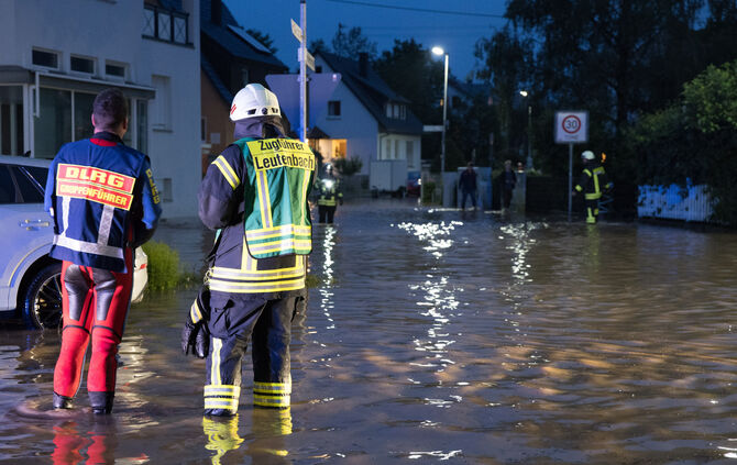 Hochwasserlage: Überflutung in Leutenbach, Bereich Winnender Str. / Gartenstr. und die Parallelstraßen dem Buchenbach entlang, 0